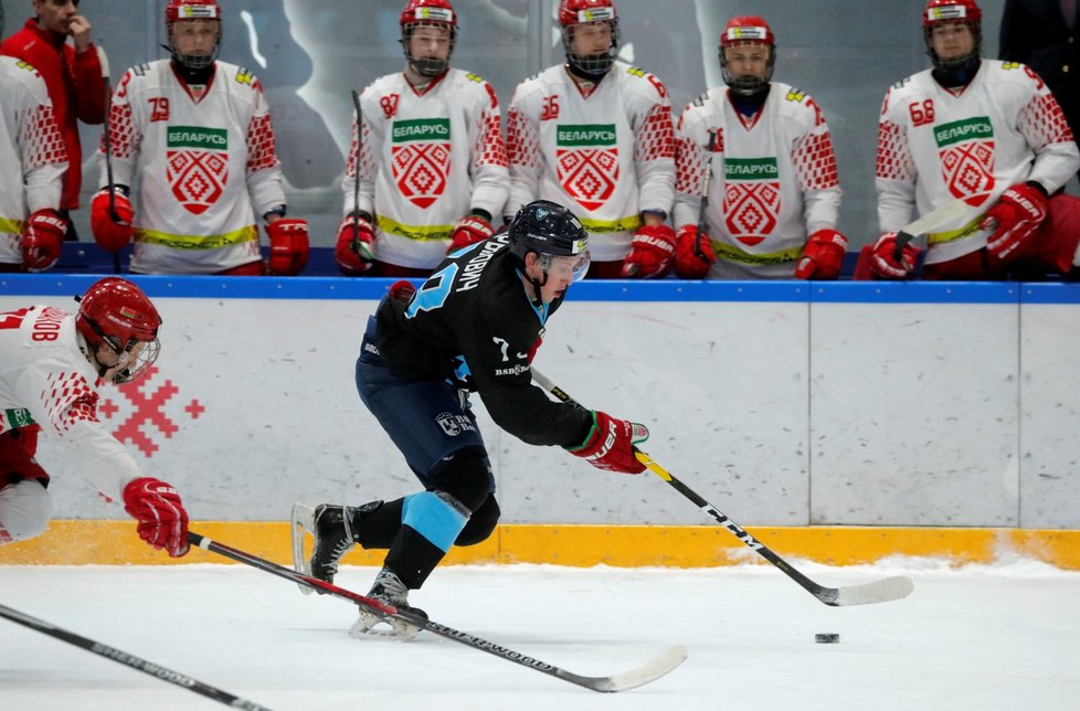 Hromadné sportovní akce dál běží a přitahují stovky diváků navzdory doporučení Světové zdravotnické organizace (WHO), aby si lidé od sebe drželi odstup.