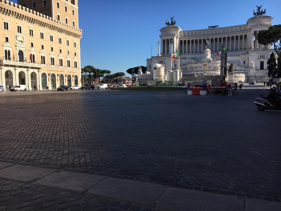 Benátské náměstí- Piazza Venezia, v Římě zeje prázdnotou. Celá Itálie je komplet zavřená