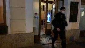 Policie vyrazila dveře budějovického baru: Vstup byl na heslo a uvnitř plno lidí