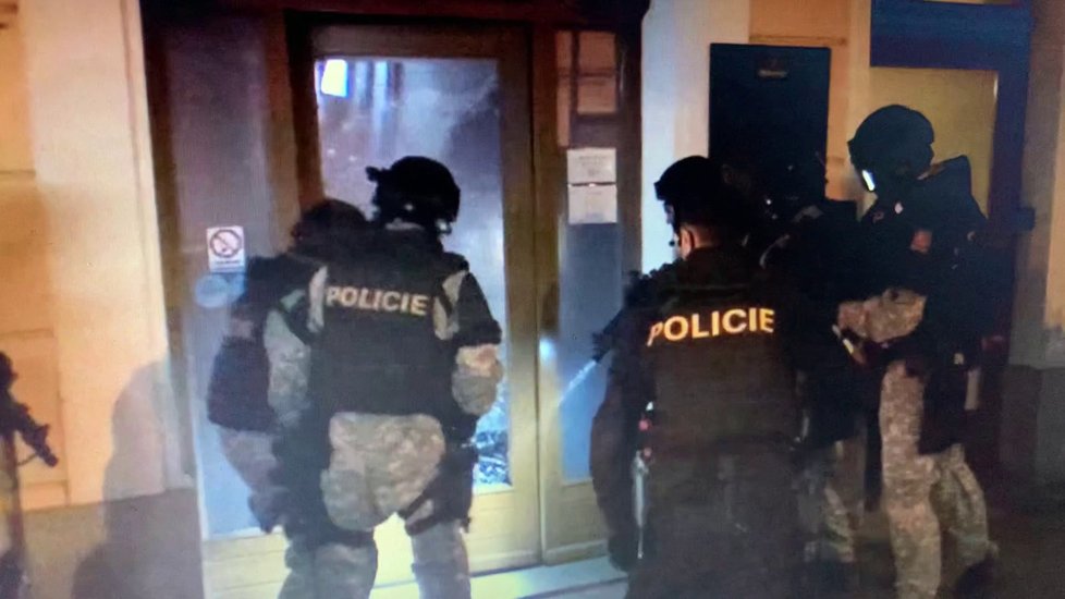 Při kontrole zavírací hodiny barů a restaurací museli policisté vyrazit i dveře.