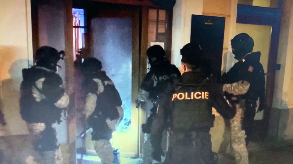 Při kontrole zavírací hodiny barů a restaurací museli policisté vyrazit i dveře.