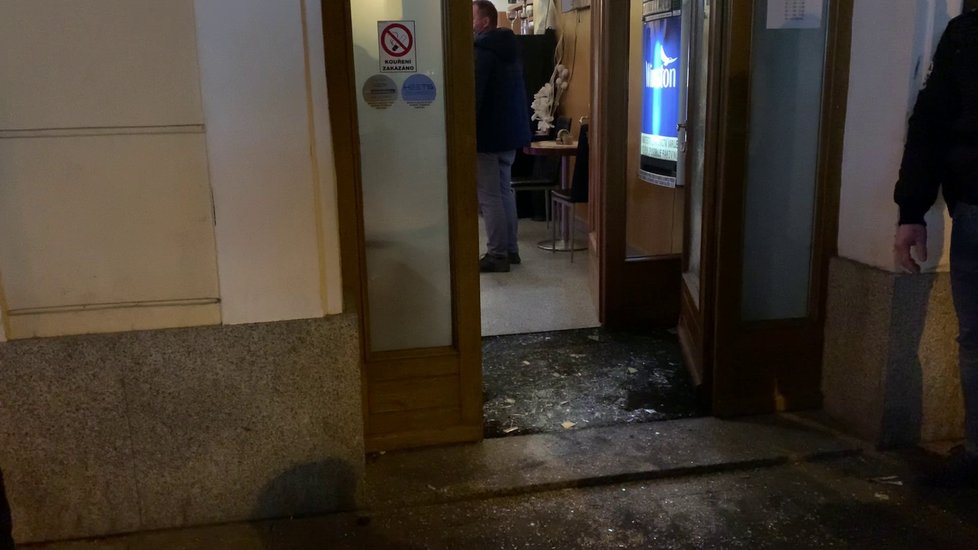 Policie vyrazila dveře budějovického baru: Vstup byl na heslo a uvnitř plno lidí