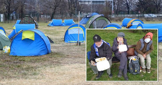 Kvůli zlomené noze skončil na ulici: Překvapivé příběhy lidí bez domova v době pandemie