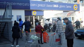 Karanténa v Itálii: Italové nervozně čekají na otevření supermarketu. (10.03.2020)