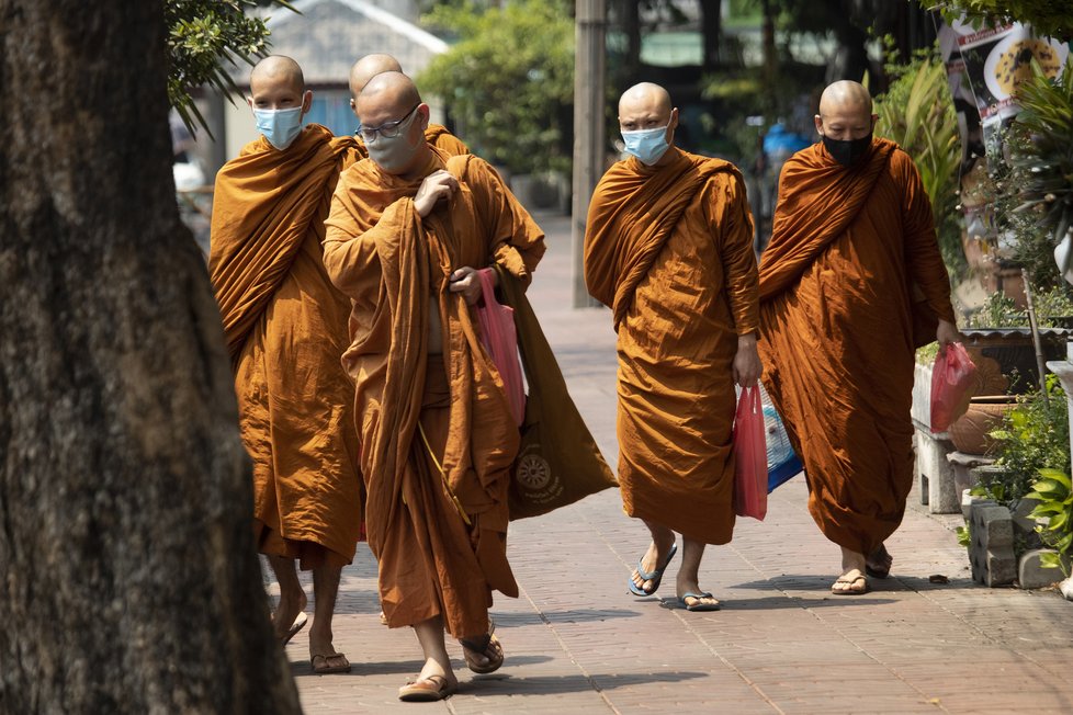Buddhističtí mniši v Thajsku rovněž vycházejí pouze v rouškách.