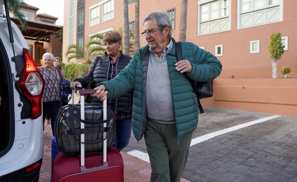 Další várka turistů dnes opustila karanténu v hotelu H10 Costa Adeje Palace na Tenerife.