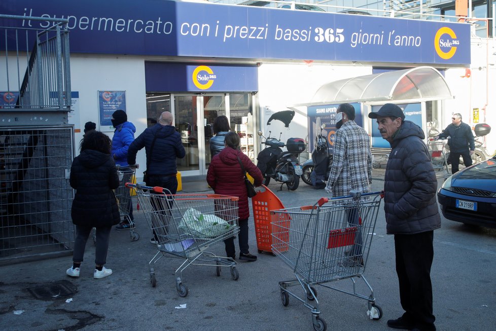 Karanténa v Itálii: Italové nervozně čekají na otevření supermarketu, (10.03.2020).