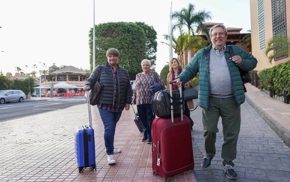 Další várka turistů dnes opustila karanténu v hotelu H10 Costa Adeje Palace na Tenerife.