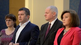Tisková konferenci po jednání Bezpečnostní rady státu: Zleva Eva Gottvaldová, Jan Hamáček (ČSSD), Roman Prymula a Alena Schillerová (za ANO)