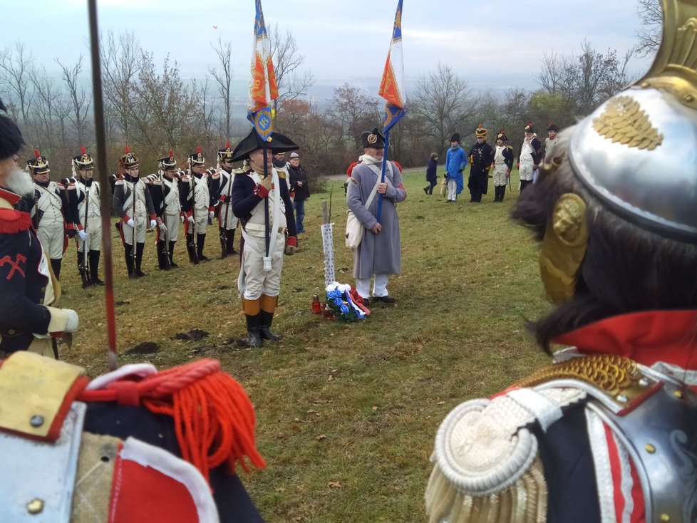 Protiepidemická opatření výrazně osekala program 215.výročí bitvy tří císařů u Slavkova. Odpadly bitevní scény, pět desítek účastníků se zúčastnilo pietní aktu u Mohyly míru.