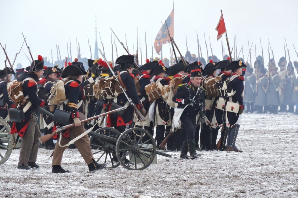 Tradiční vojenské manévry tří císařských armád na poli u Tvarožné letos organizátoři zrušili.