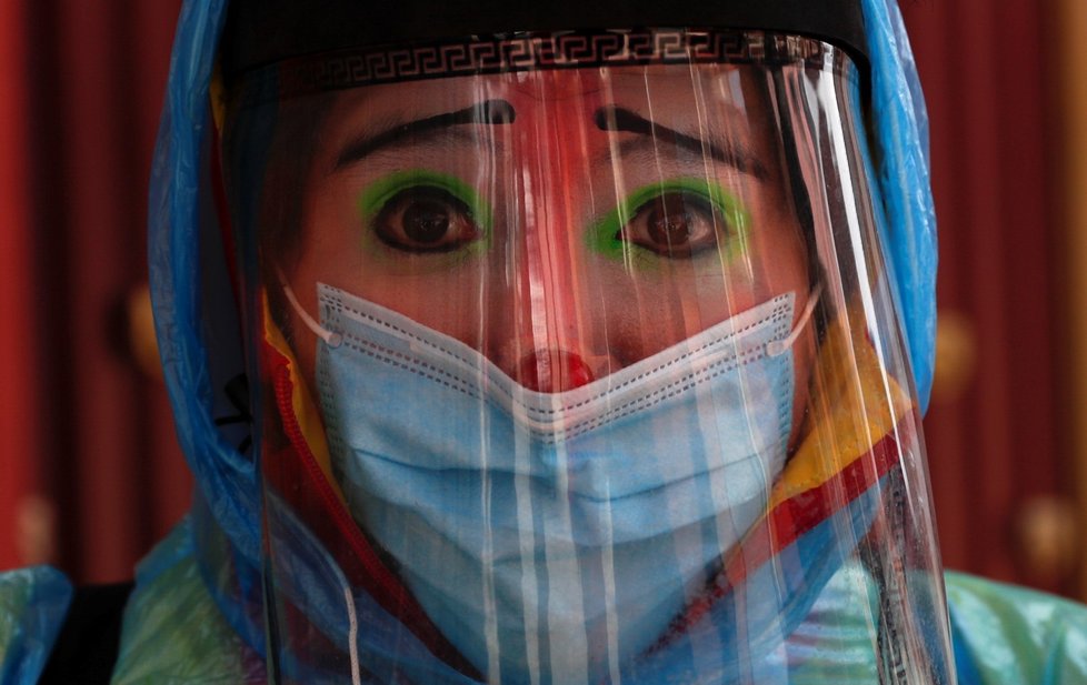Bolívie v době koronaviru. Ochranný štít a roušku si nasadil i klaun (12. 9. 2020)