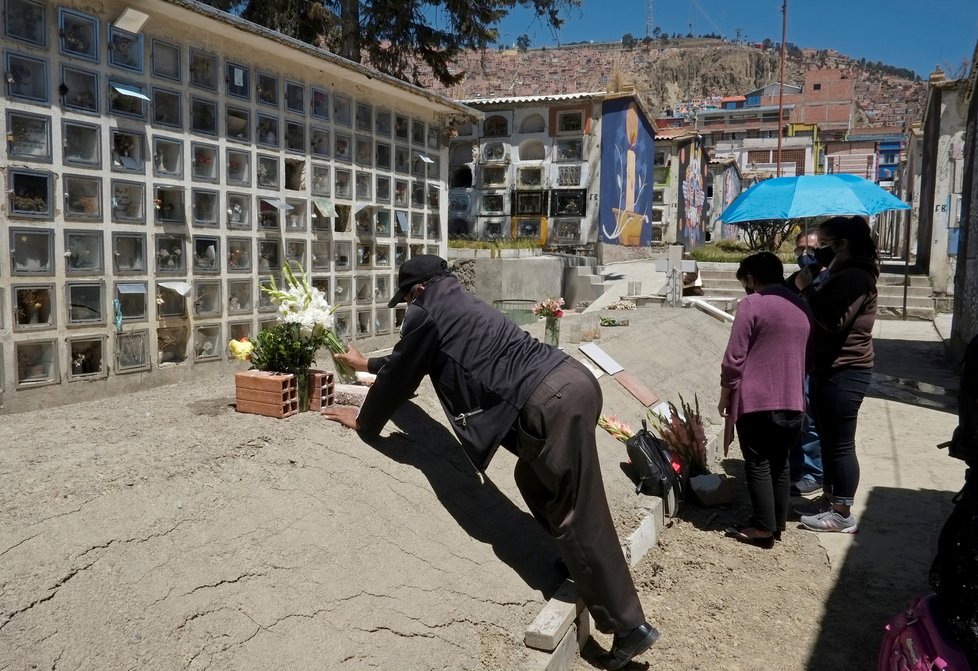 Pohřbívání obětí koronaviru v Bolívii (24.9.2020)