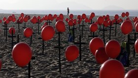 Oběti koronaviru v Brazílii na pláži Copacabana připomněly balonky (8. 8. 2020)