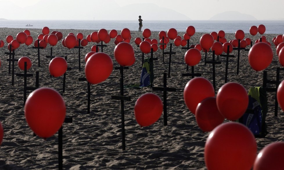 Oběti koronaviru v Brazílii na pláži Copacabana připomněly balonky (8. 8. 2020)