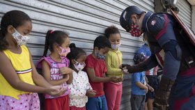 Koronavirus v Brazílii: Vojenský policista Everaldo Pinto v kostýmu superhrdiny Kapitán Amerika objíždí město Petropolis. Radí dětem, jak se chovat v době pandemie a jak se bránit proti nákaze. Rozdává jim roušky a dezinfekce.