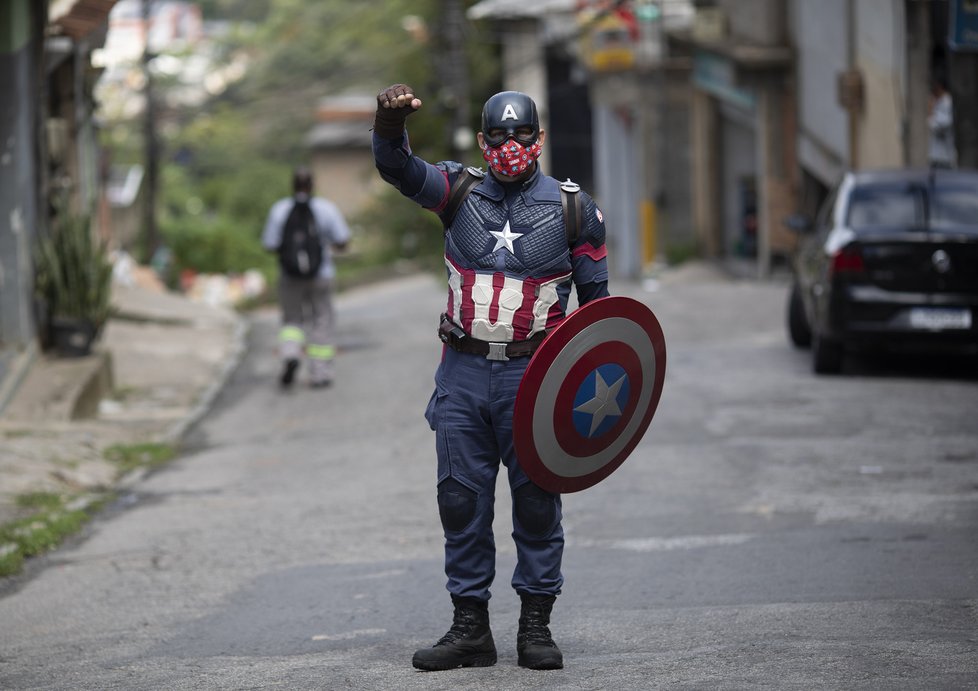 Koronavirus v Brazílii: Vojenský policista Everaldo Pinto v kostýmu superhrdiny Kapitán Amerika objíždí město Petropolis. Radí dětem, jak se chovat v době pandemie a jak se bránit proti nákaze. Rozdává jim roušky a dezinfekce.