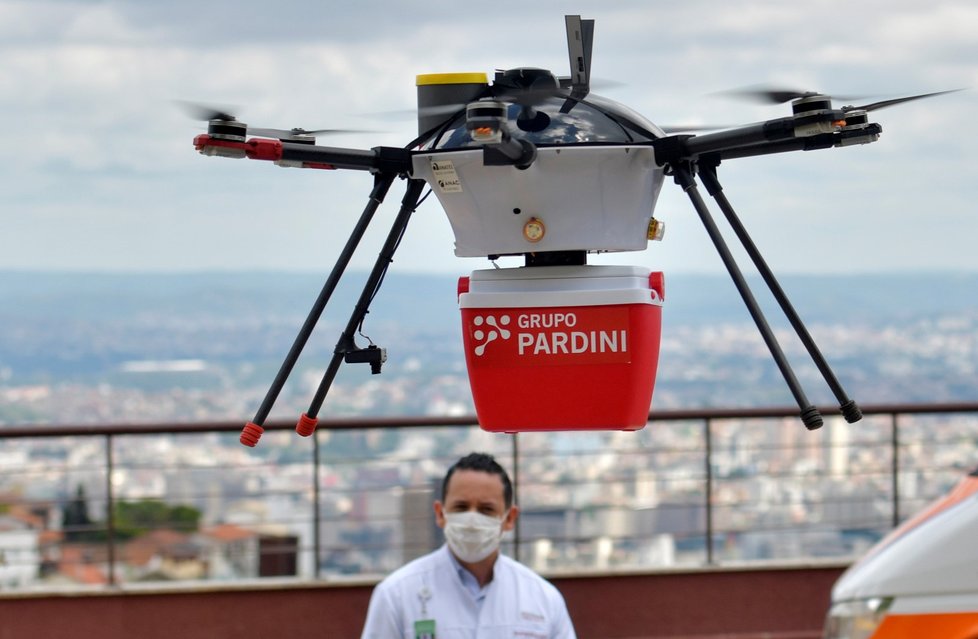 Koronavirus v Brazílii: Testování dronů, které by mohly roznášet testy do domácností (11. 2. 2021).