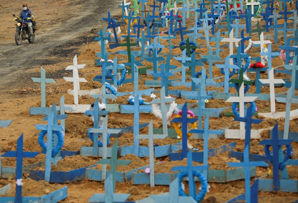 Oběti koronaviru na hřbitově v Brazílii (11. 6. 2020)
