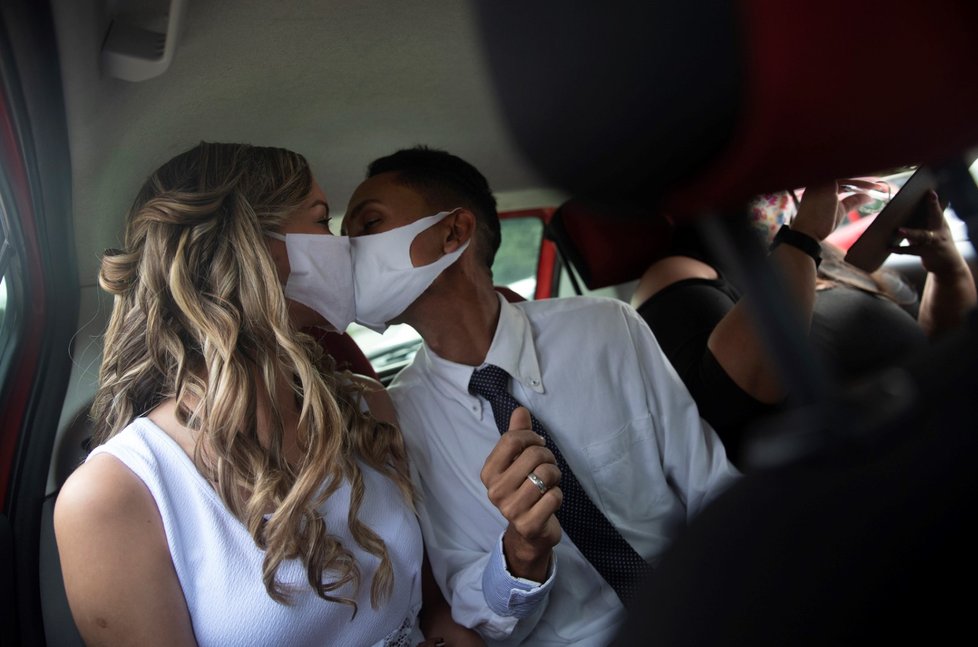 Koronavirus v Brazílii: Takto probíhají svatby v zemi zasažené koronavirem (29.5.2020)
