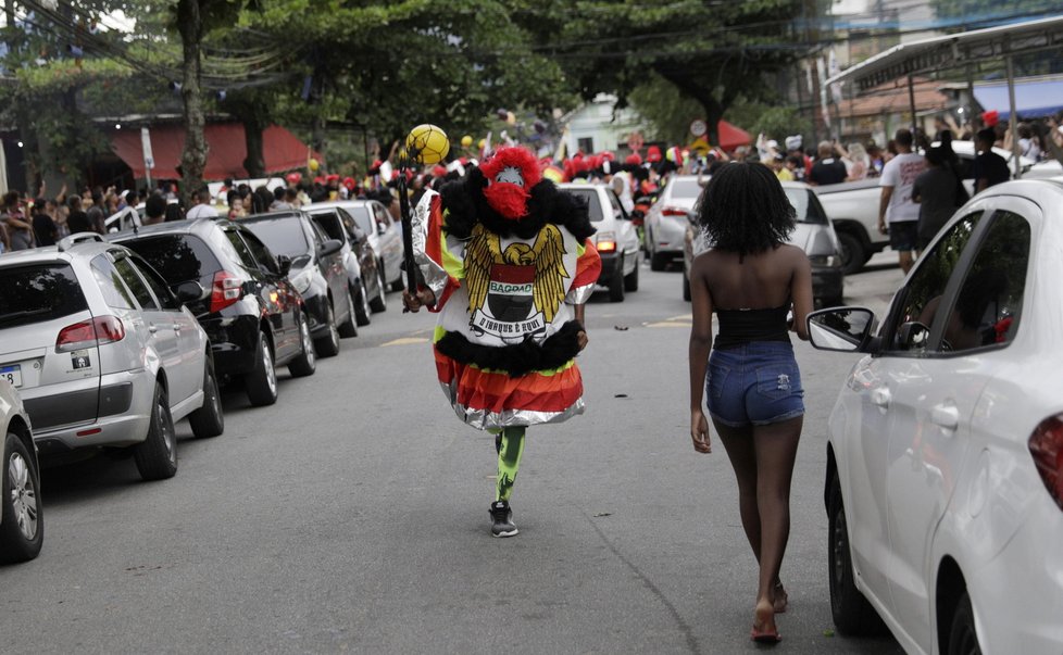 Koronavirus v Brazílii: Karneval v Riu de Janeiru se letos nekoná, o všechny oslavy ale lidé nepřišli.