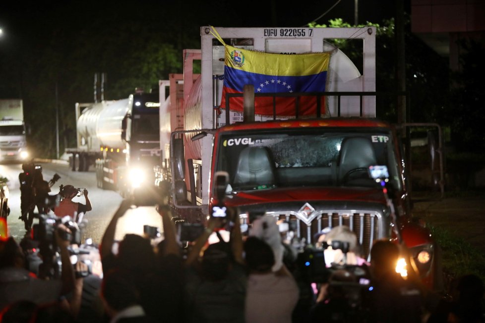 Do města Manaus, které je metropolí brazilského státu Amazonas, dorazil konvoj nákladních vozů s kyslíkem z Venezuely.