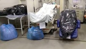 Hororové záběry z brazilských nemocnic: Těla obětí covidu-19 cpou do pytlů do odpadkových košů