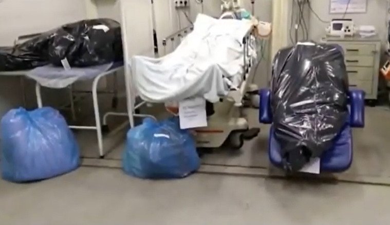 Hororové záběry z brazilských nemoc: Těla obětí covidu-19 cpou do pytlů do odpadkových košů
