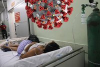 „Jsme v zákopech a vedeme válku,“ popisuje sestřička boj v nemocnicích. Nová mutace děsí svět