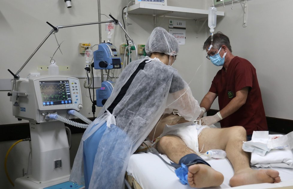 Nemocnice v Brazílii čelí extrémnímu náporu.