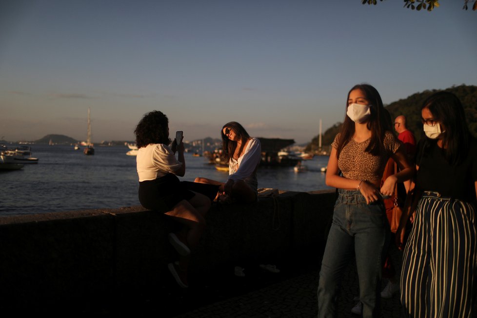 Koronavirus v Brazílii: Obyvatelé Ria se vyšli podívat na nádherný západ slunce, roušky sundavali hlavně kvůli selfie fotkám.