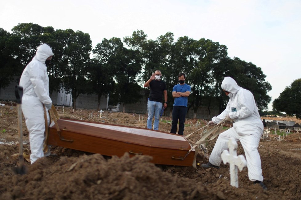 Pohřeb jedné z obětí koronaviru v Brazílii.