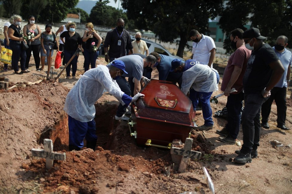 Pohřeb oběti koronaviru v Brazílii.