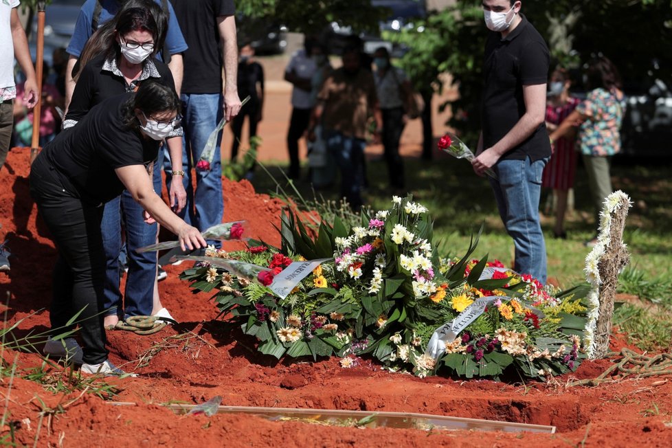 Pohřbívání obětí koronaviru v Latinské Americe (Brazílie)