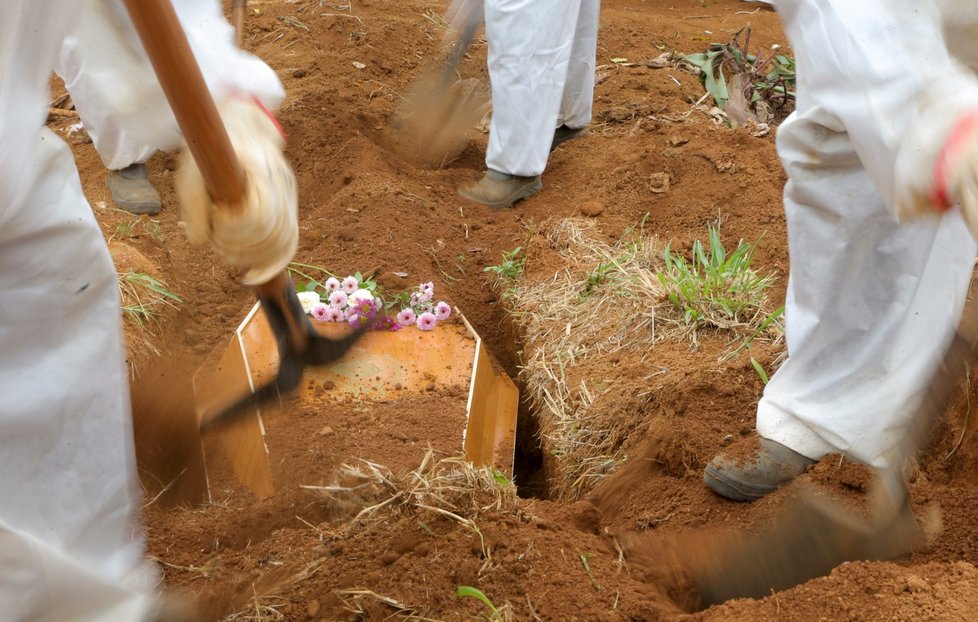 Pohřbívání obětí koronaviru v Brazílii.