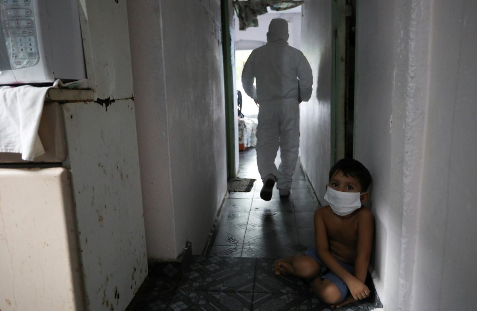 Řada Brazilců se ani nedostane do nemocnice a umírá doma.