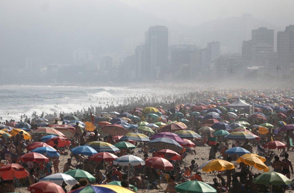 Brazilci se vrátili na pláže po šesti měsících izolace (6. 9. 2020)