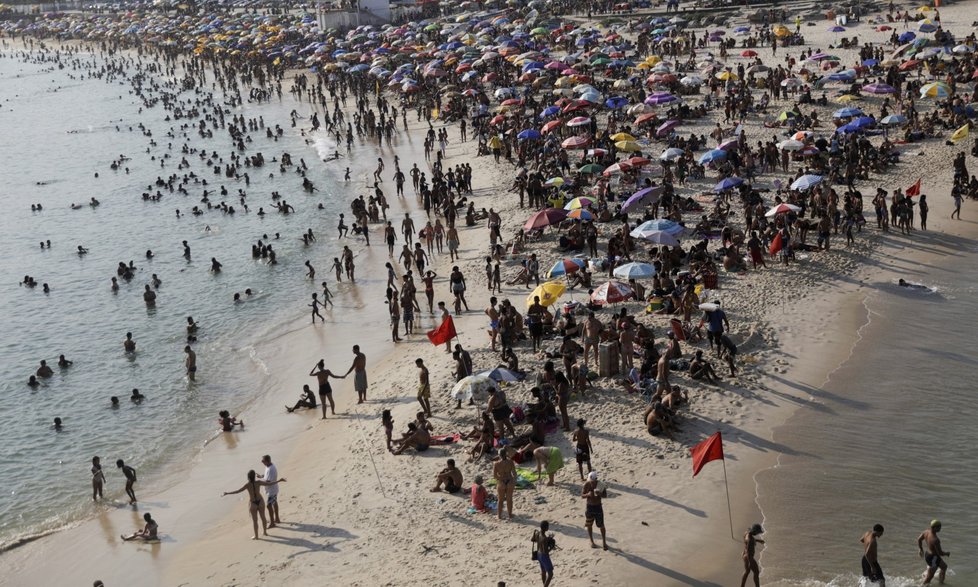 Brazilci na plážích opatření proti koronaviru příliš neřeší.