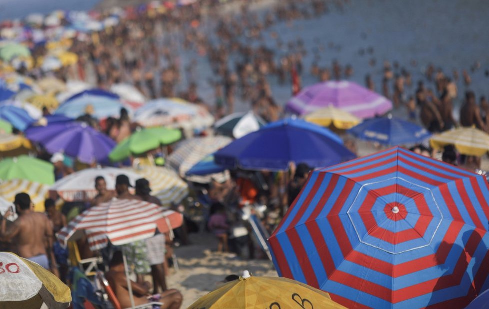 Brazilci na plážích opatření proti koronaviru příliš neřeší.