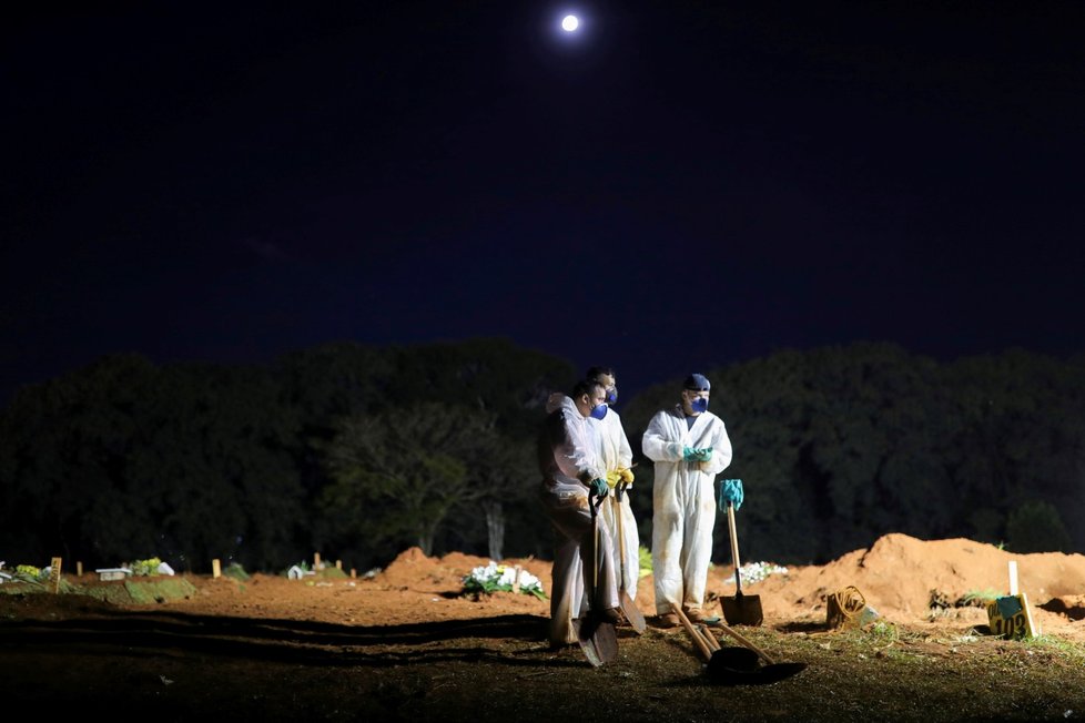 Pohřbívání obětí koronaviru v Sao Paulu