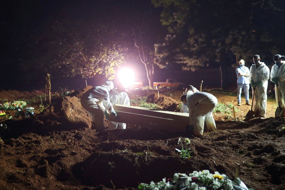 Pohřbívání obětí koronaviru v São Paulu