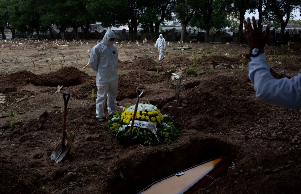 Pohřeb jedné z obětí koronaviru v Brazílii.