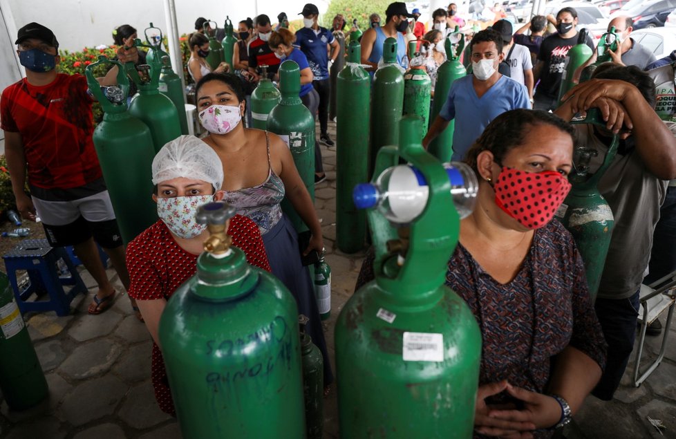 Koronavirus v Brazílii: Příbuzní kupují kyslíkové bomby pro své nejbližší (19.1.2021)