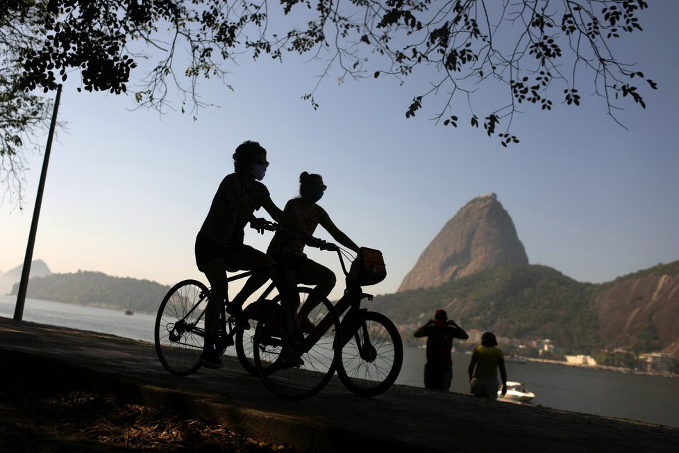 Koronavirus v Brazílii: Teplé počasí i přes restrikce vyhnalo Brazilce k moři.