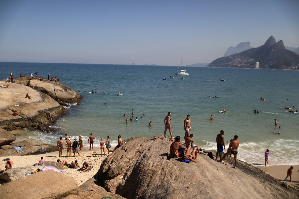Koronavirus v Brazílii: Teplé počasí i přes restrikce vyhnalo Brazilce k moři.