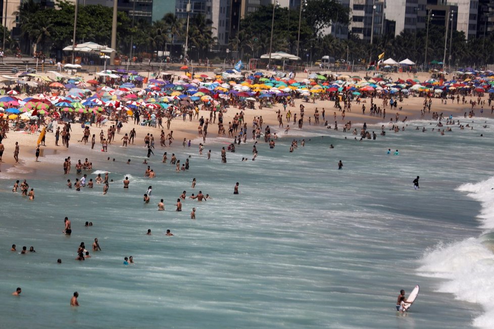 Boj s koronavirem v Brazílii. Na jedné straně nemoc a smrt, na druhé nulové dodržování opatření na plážích.
