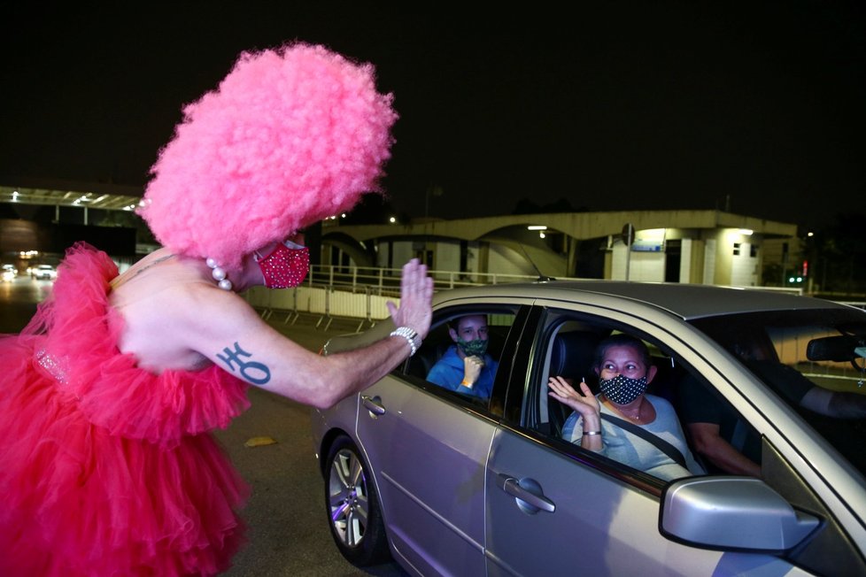 Koronavirus v Brazílii: Mladé lidi nad 18 let láká k očkování  i tzv. Drag queen (15.8.2021)