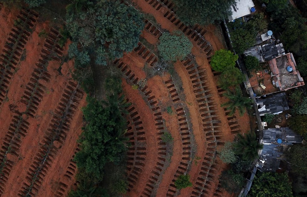 Hromadné hroby pro oběti koronaviru v Brazílii
