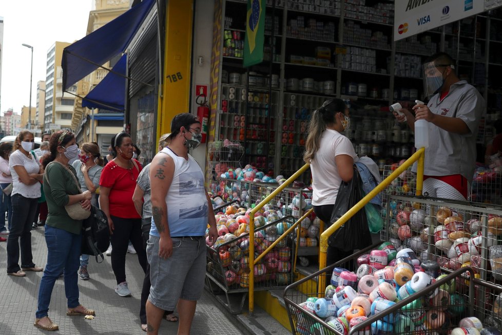 V Brazílii se otevřely obchody, lidé stály fronty. (11. 6. 2020)