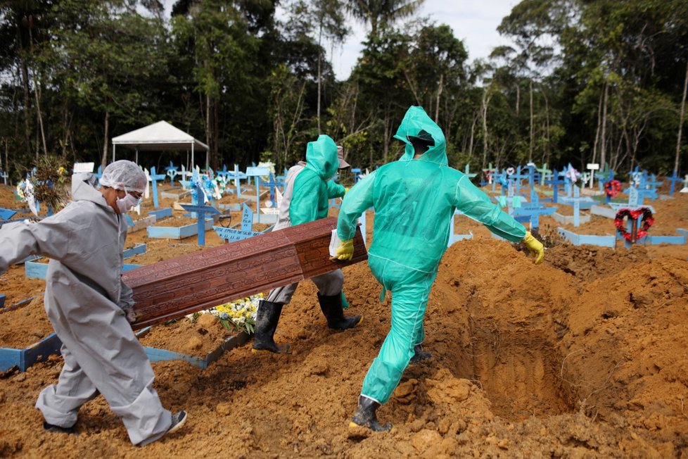 Pohřbívání obětí koronaviru v Brazílii